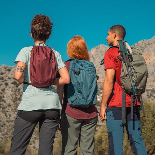 Personas de espalda con mochilas de varios tamaños.