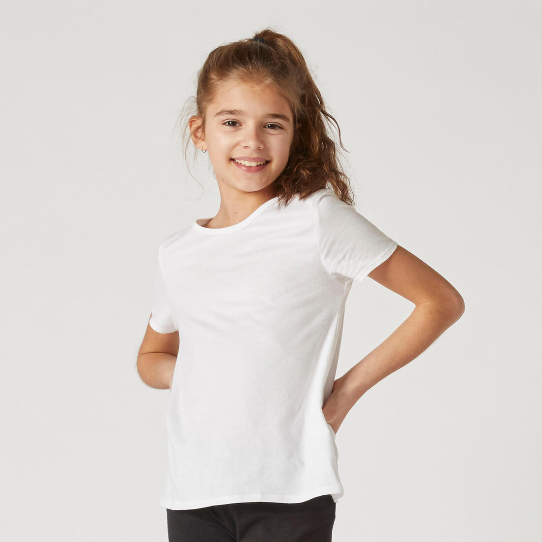 Niña con remera blanca