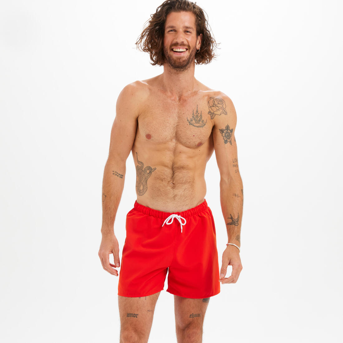 Hombre joven con shorts de surf