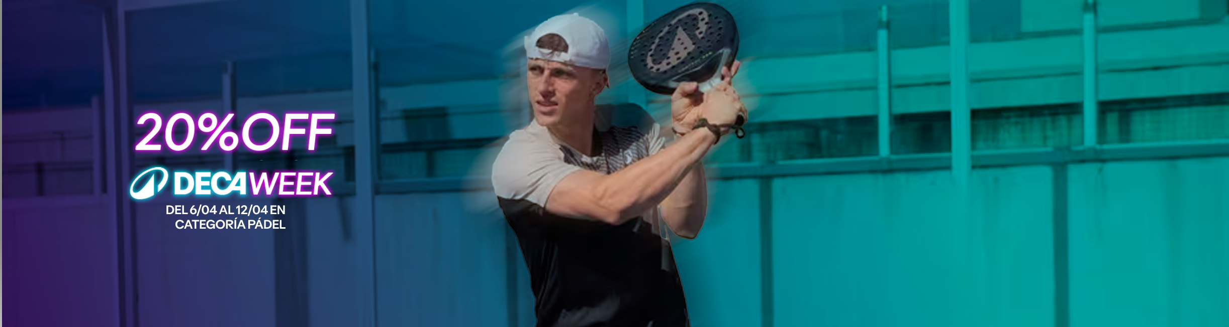 Jugador de pádel preparando un remate cerca de la red en una cancha de cristal