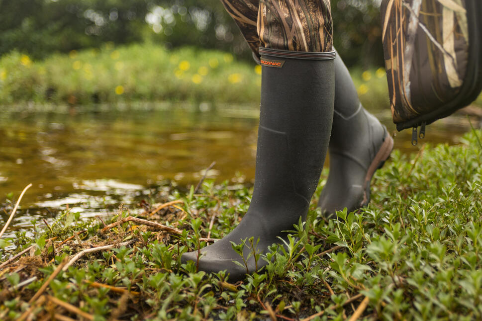 Hombre con botas de caza