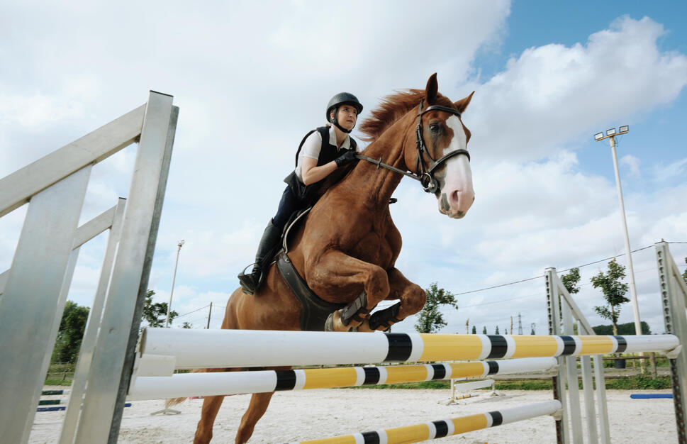 Adolescente haciendo Equitación