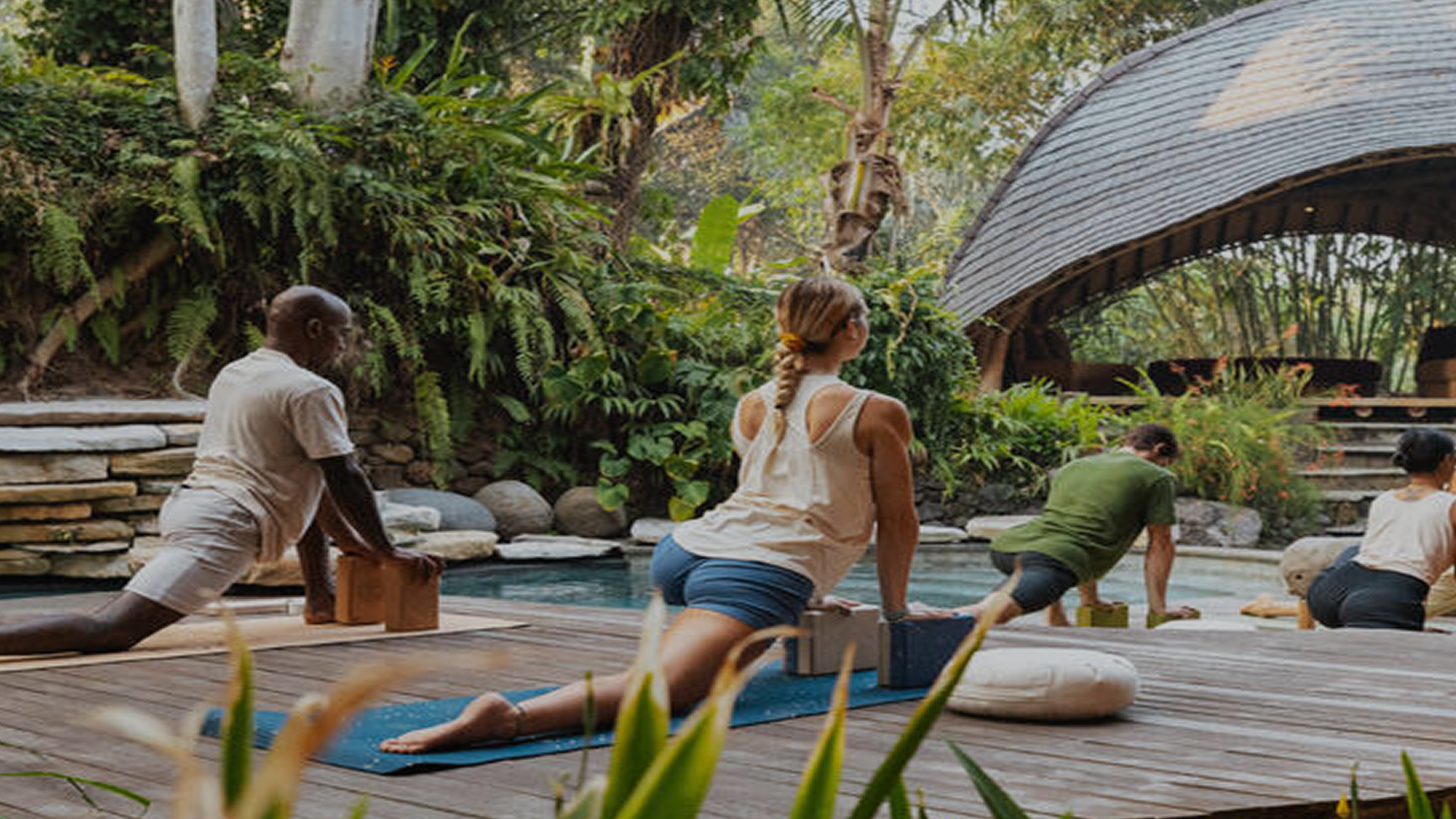 Persona realizando una postura de yoga sobre un mat en un ambiente calmo y luminoso