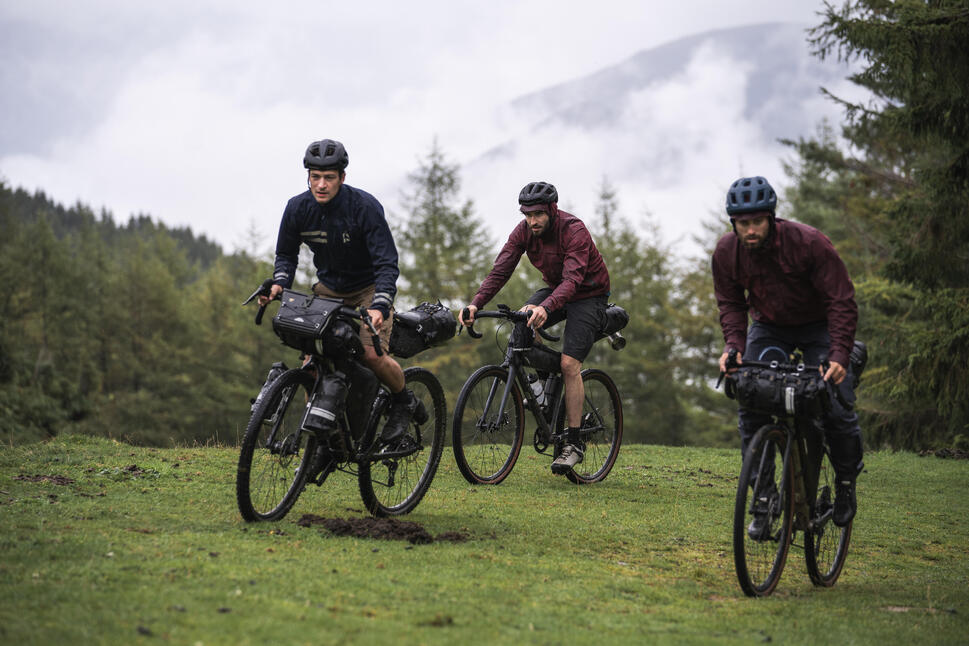 Hombres montando bicicletas