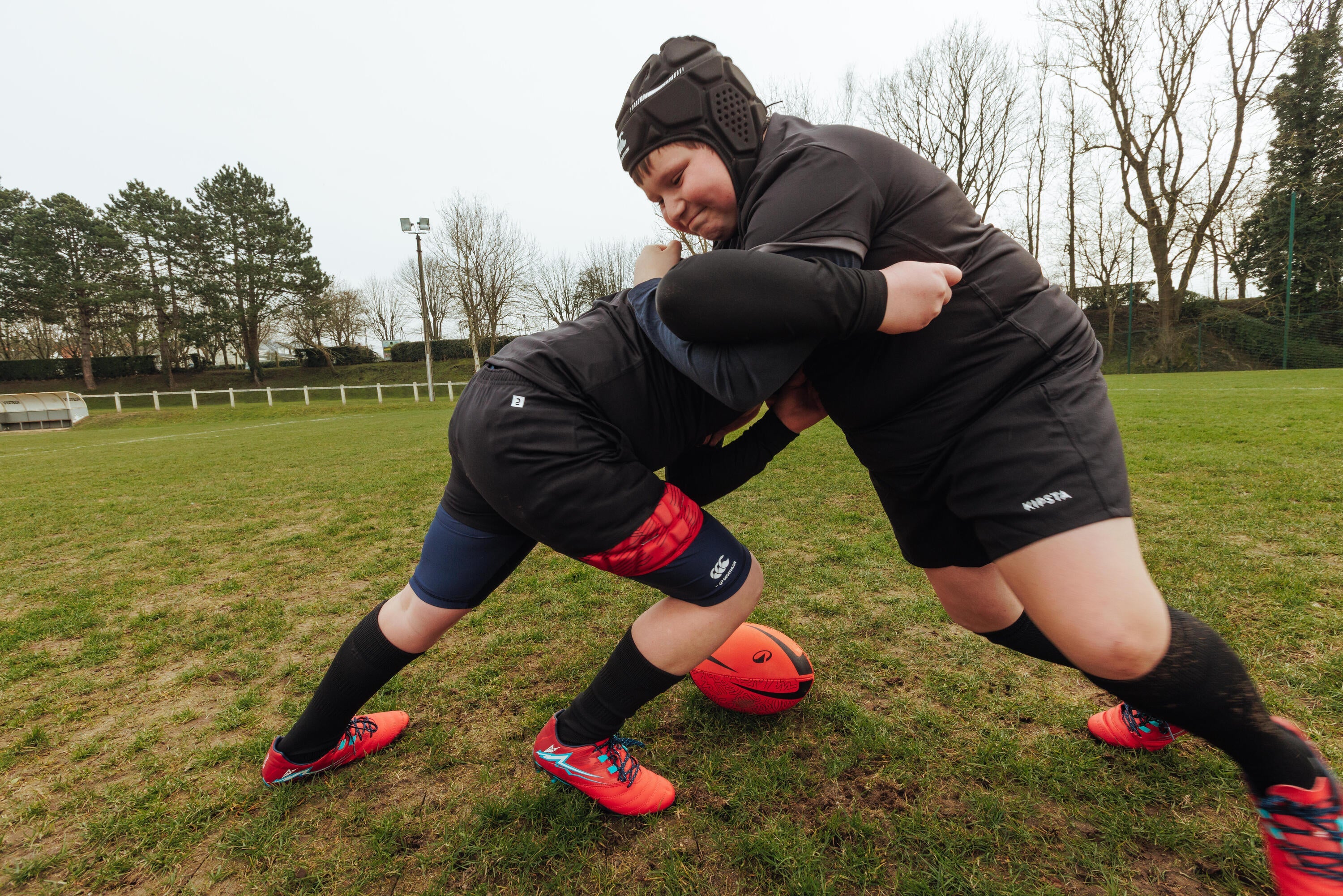 Jugadores de rugby con equipamiento de alta resistencia