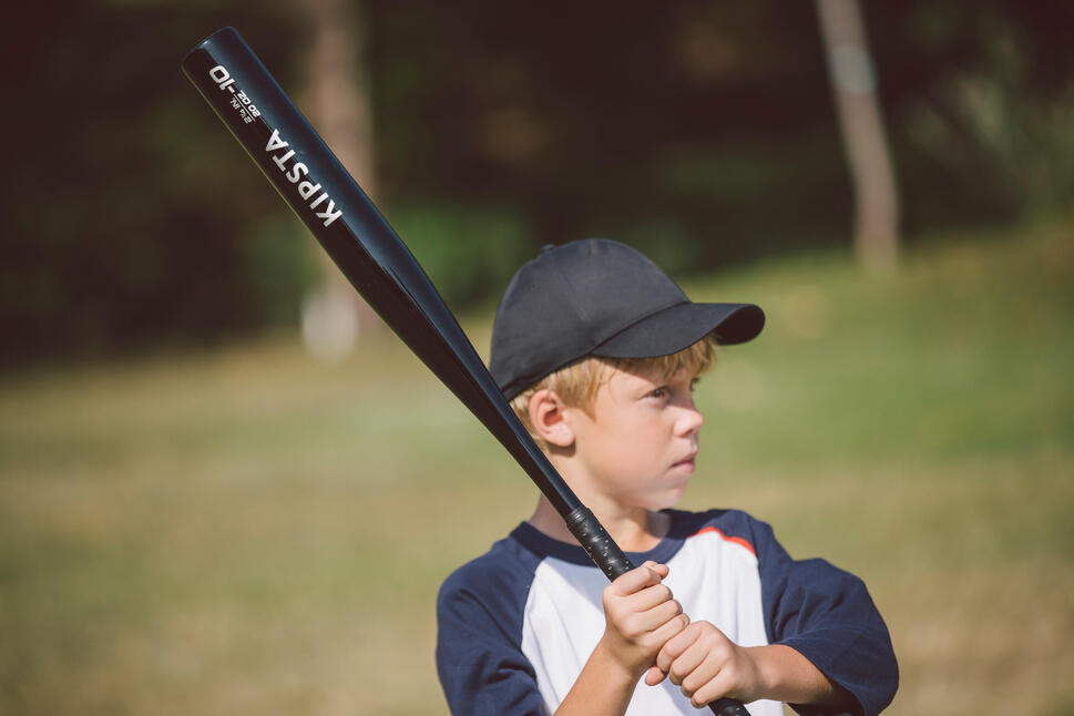 Niño jugando al Béisbol