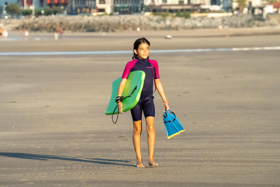 Niña con tabla de bodyboard
