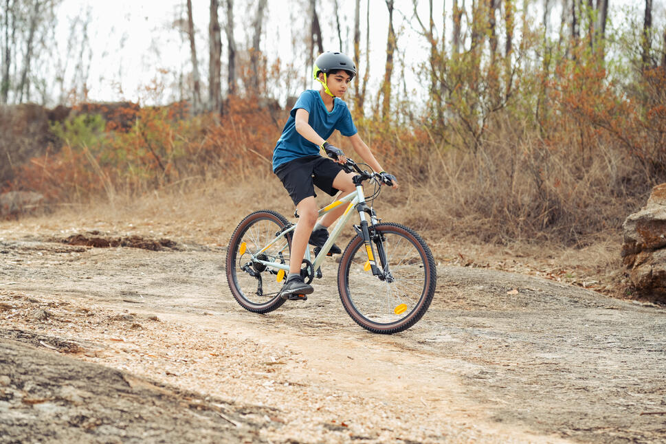 Niño andando en Bicicleta