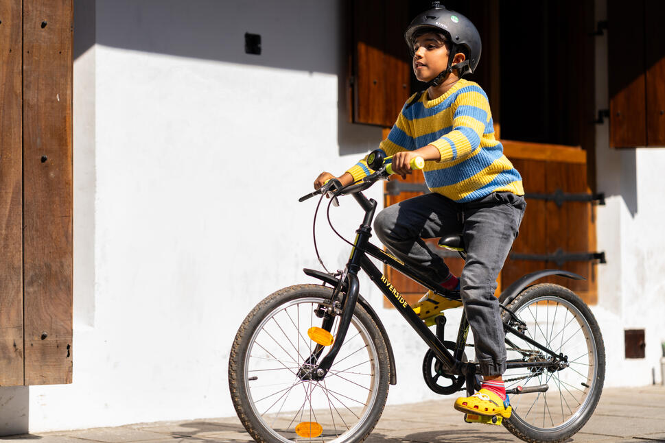 Niño en bicicleta