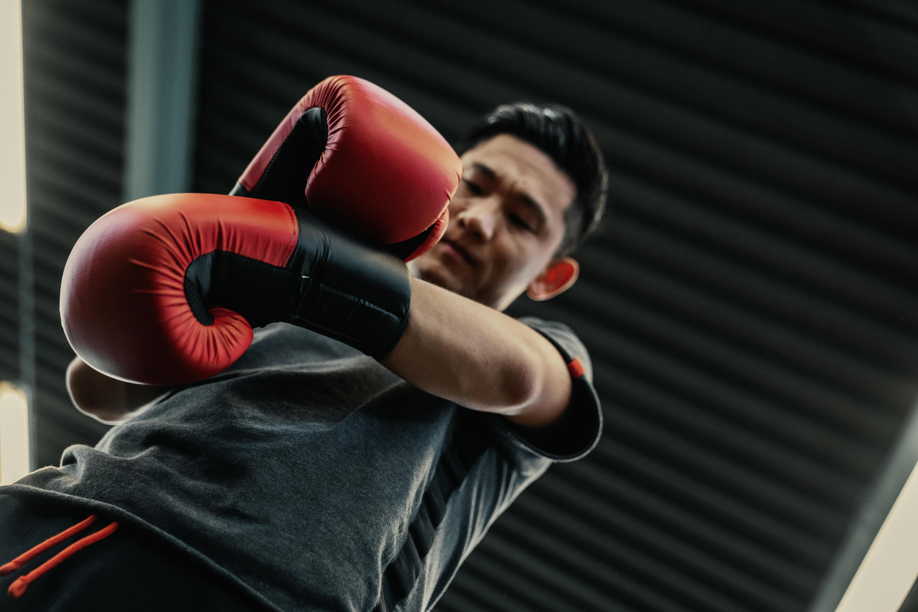 Persona entrenando con guantes de boxeo