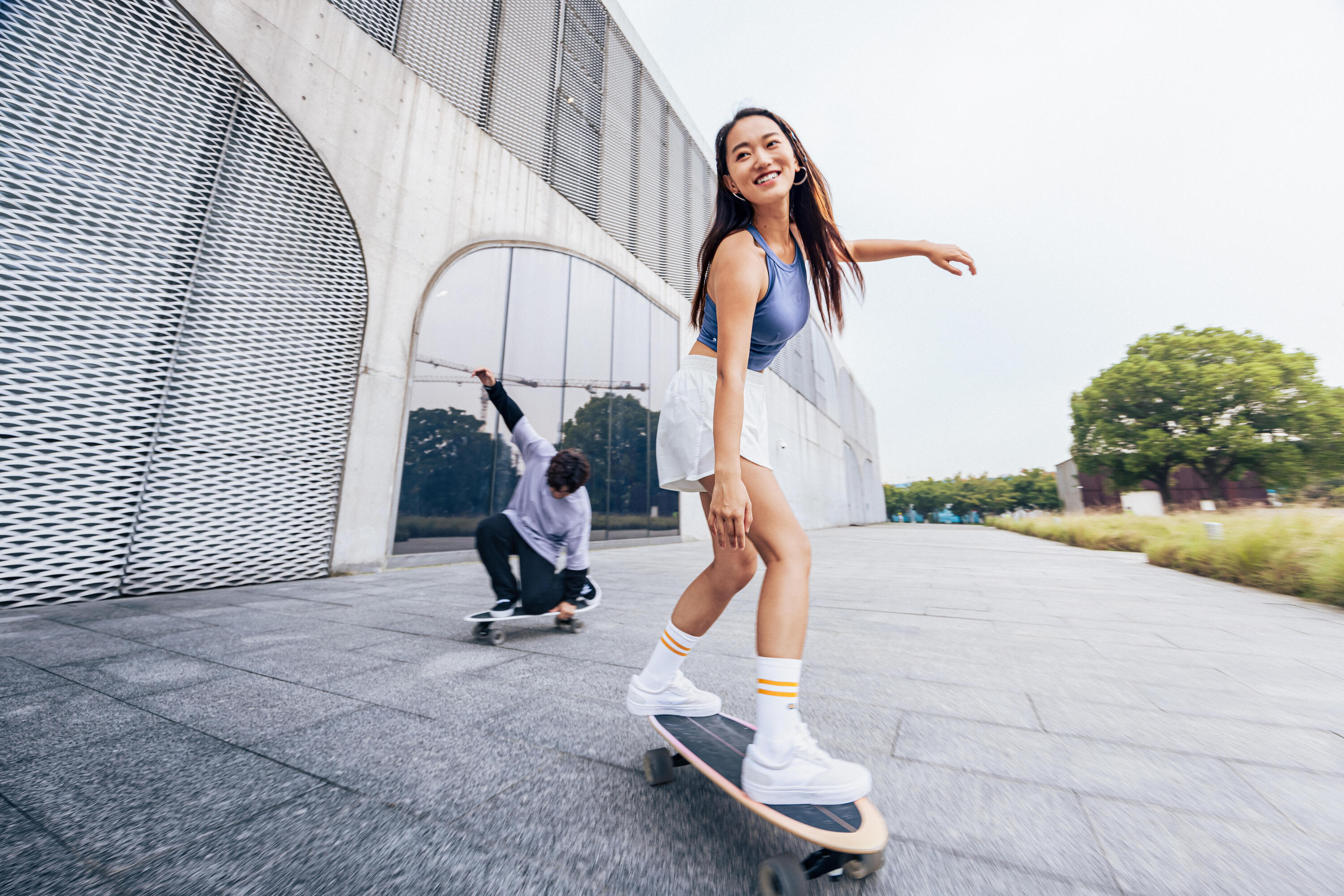Joven patinando en el exterior