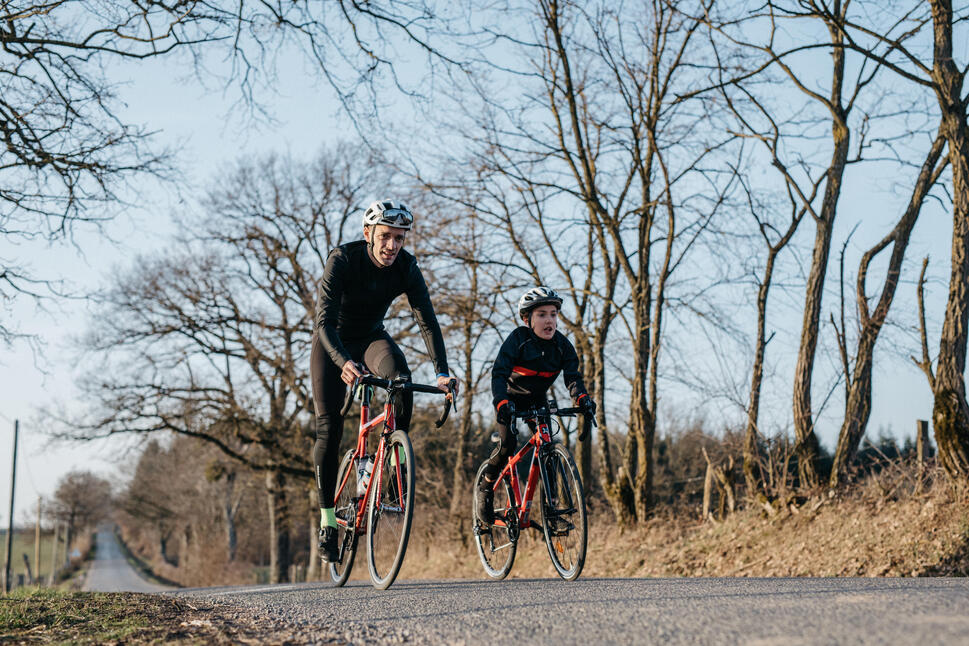 Personas montando bicicletas