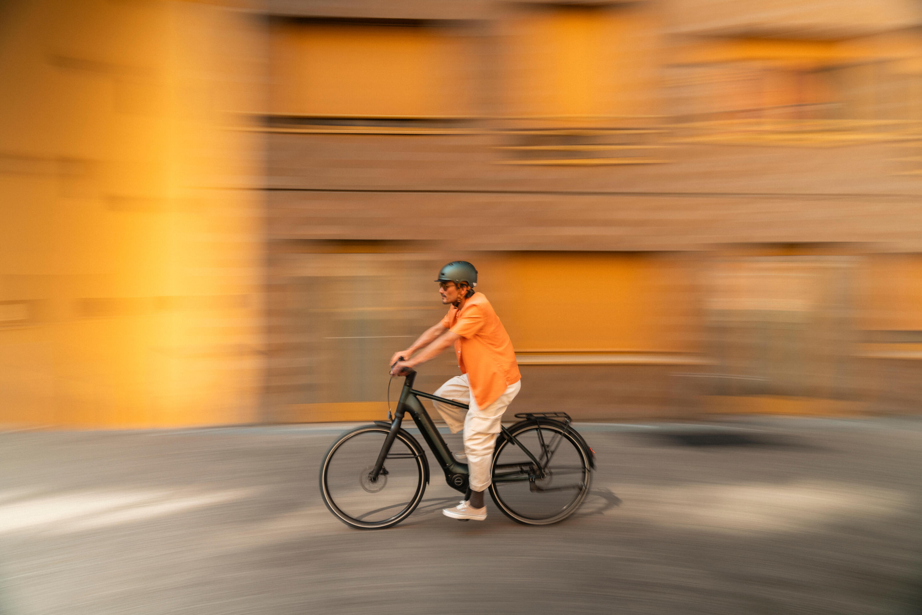 Mano con guante de ciclismo