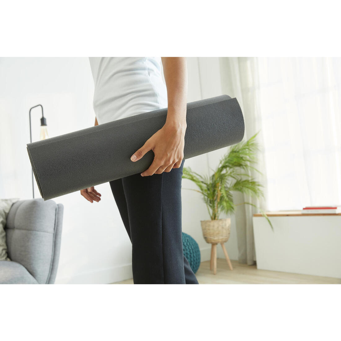 Persona con mat de pilates