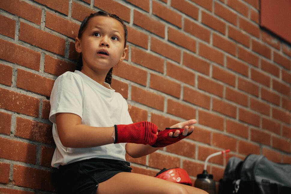 Niña con bendas de boxeo