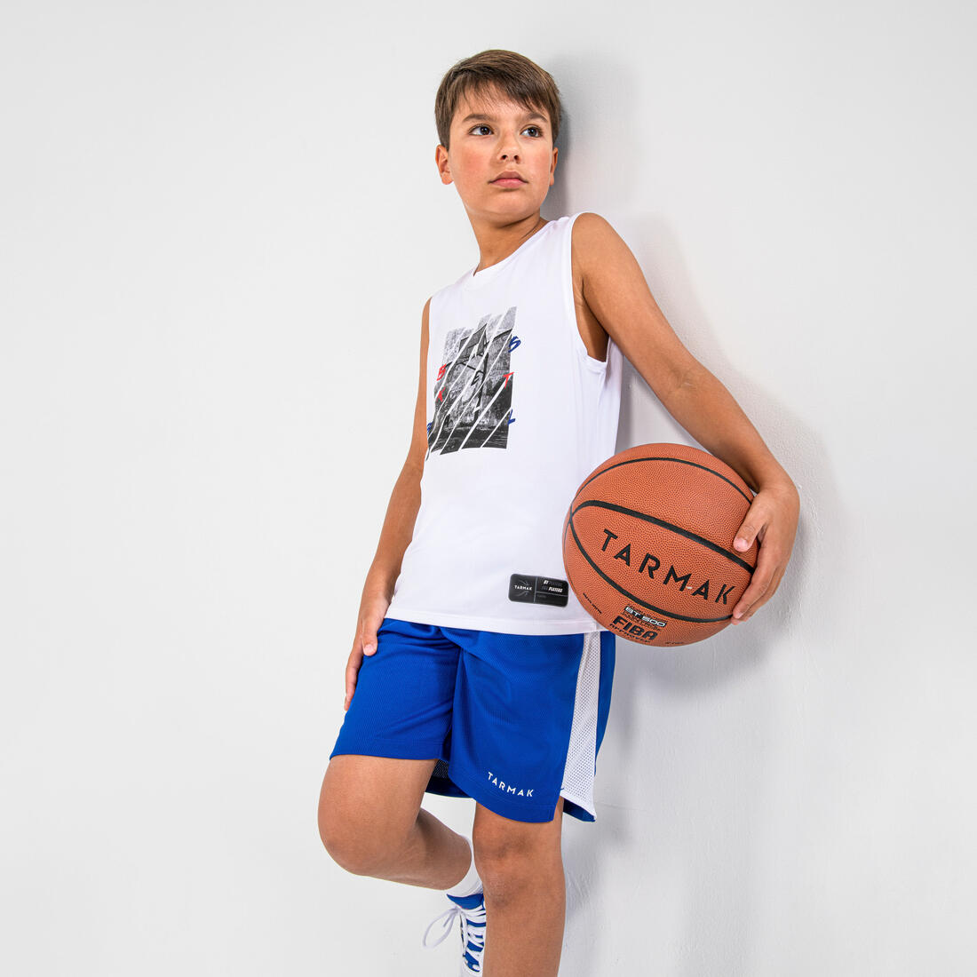 Niño con pelota de basquetbol