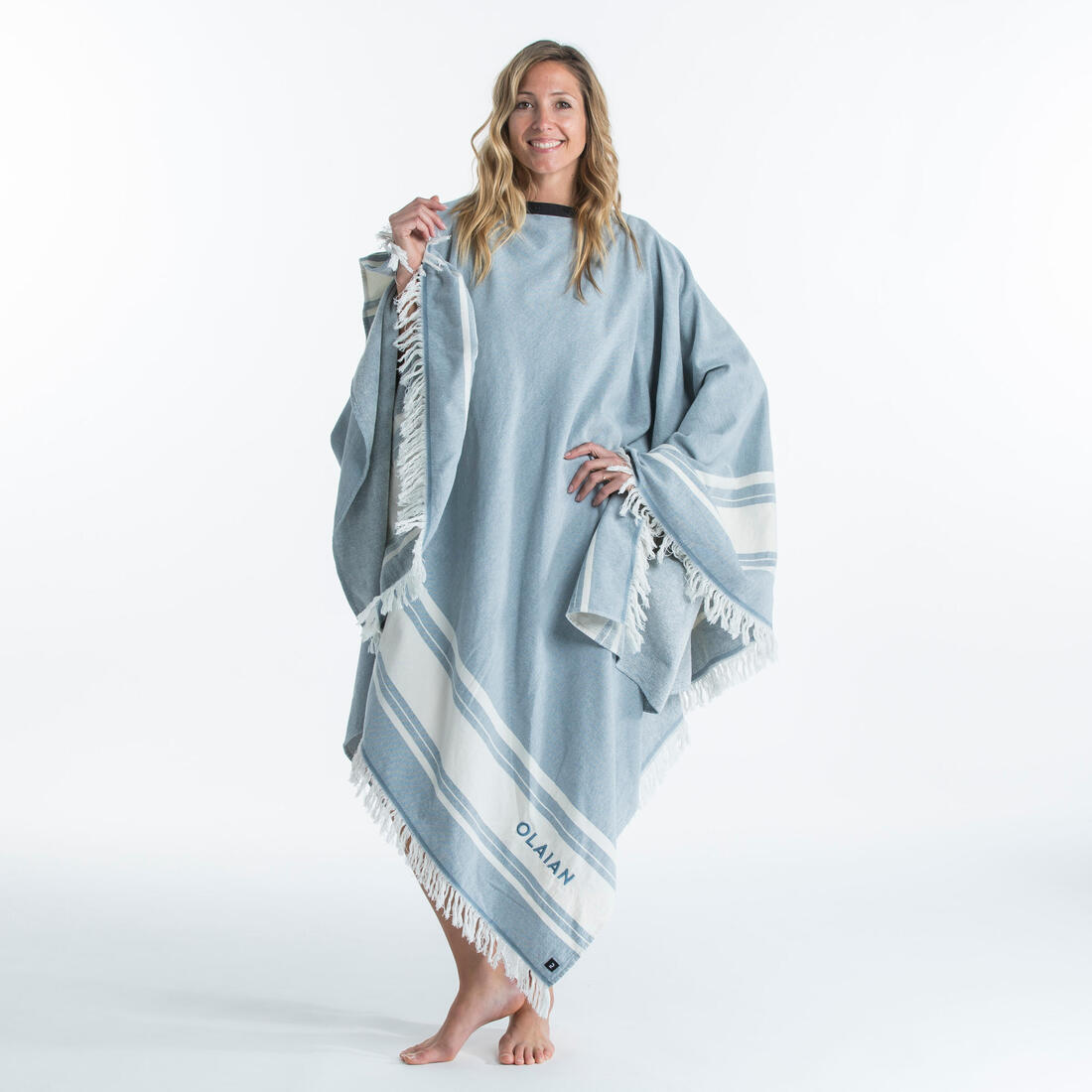 Mujer con poncho de surf