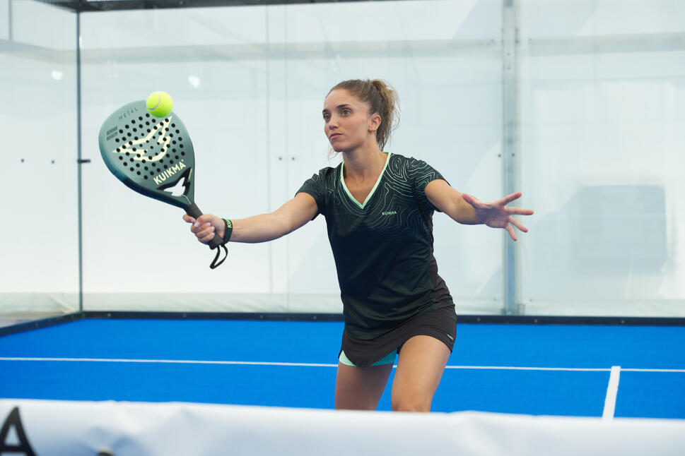 Mujer jugando pádel