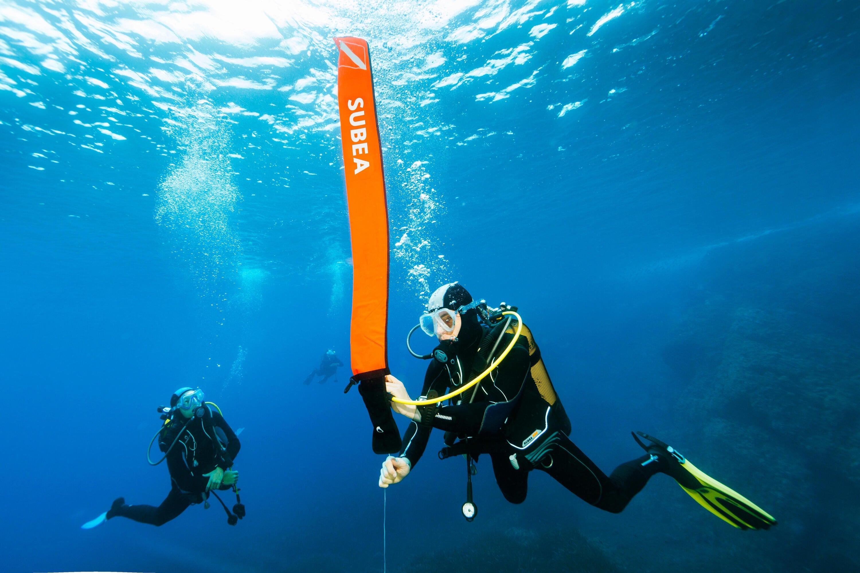 Buceador explorando el fondo marino con máscara, aletas y equipo de snorkel profesional