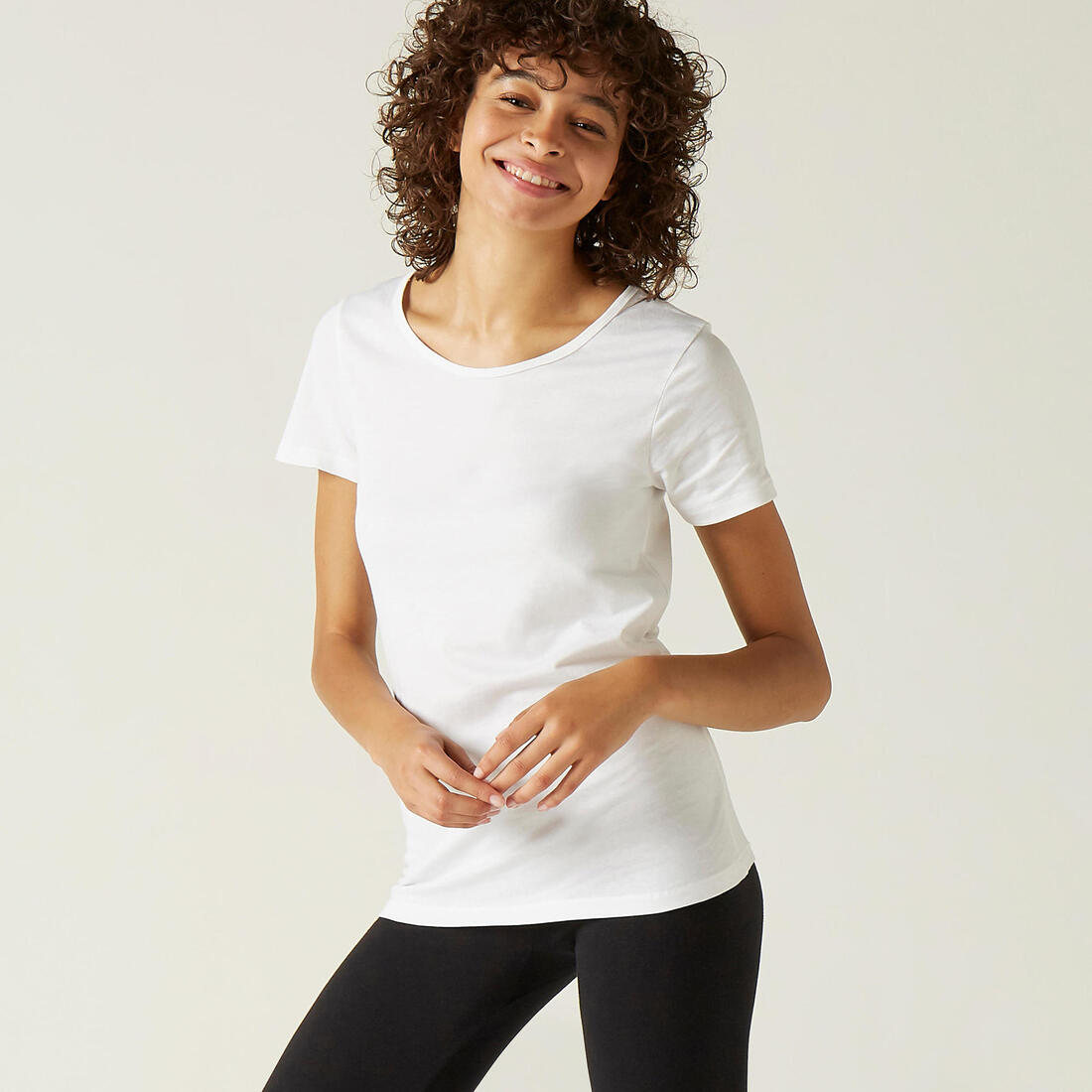 Mujer con remera blanca