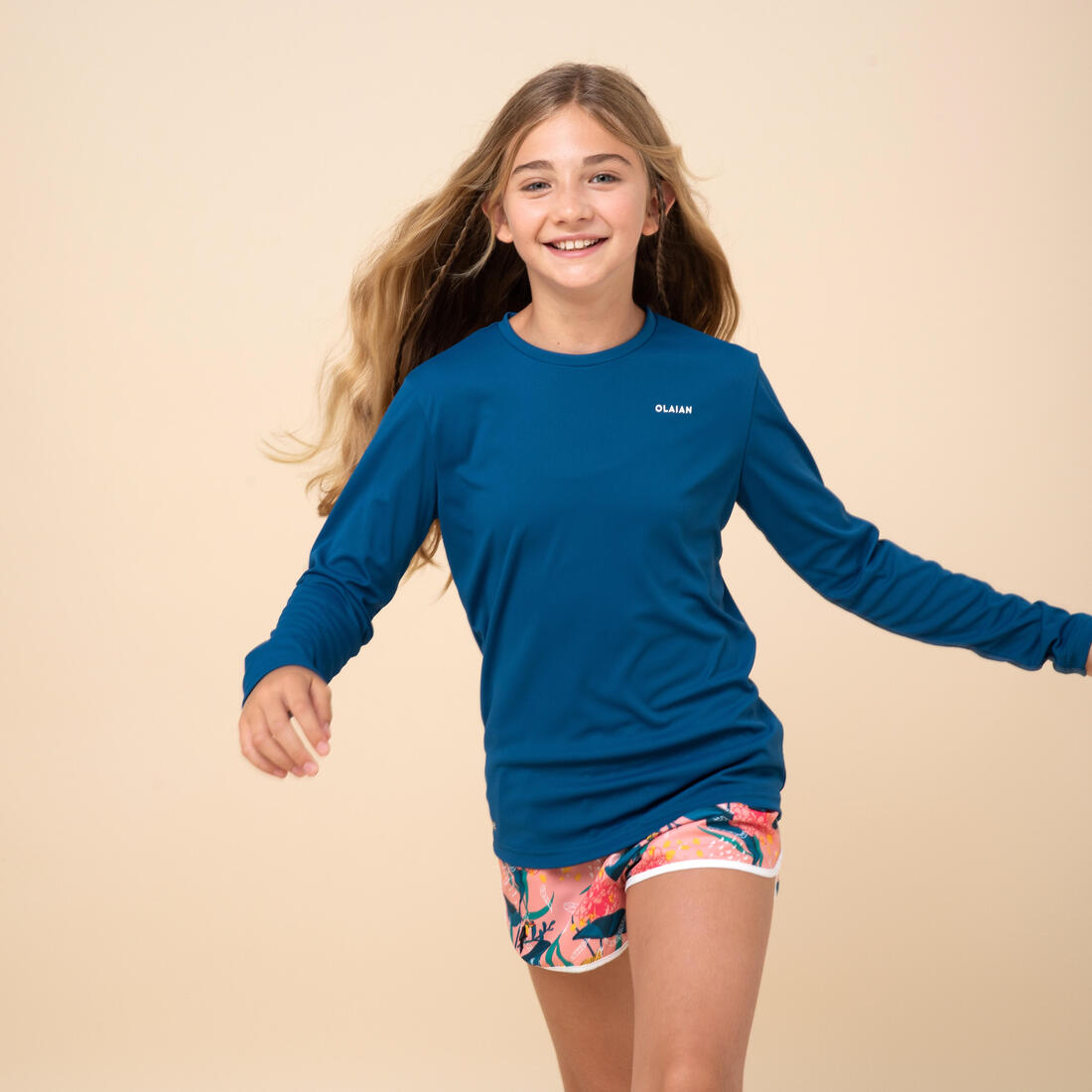 Niña con remera anti-uv