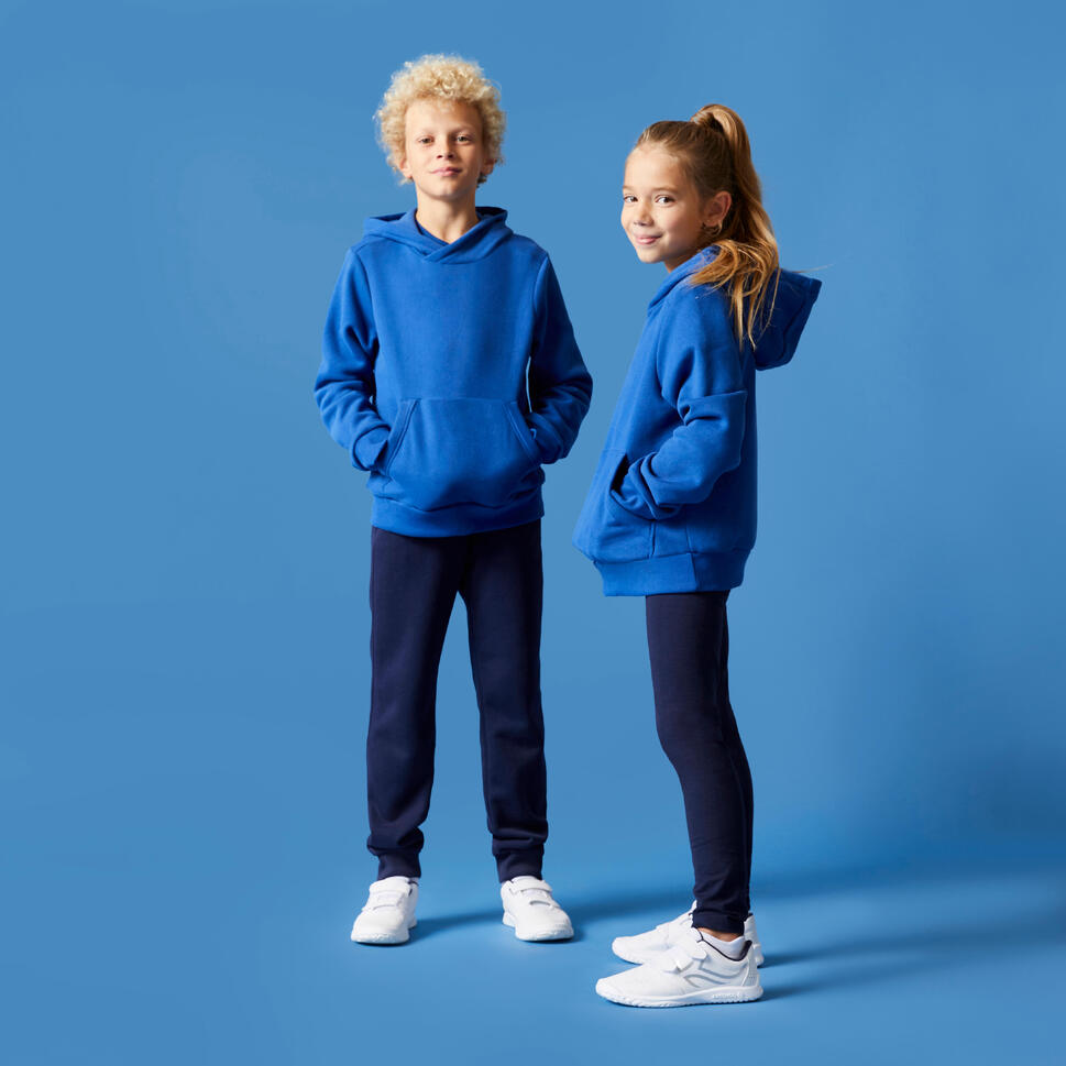 Niños con abrigos