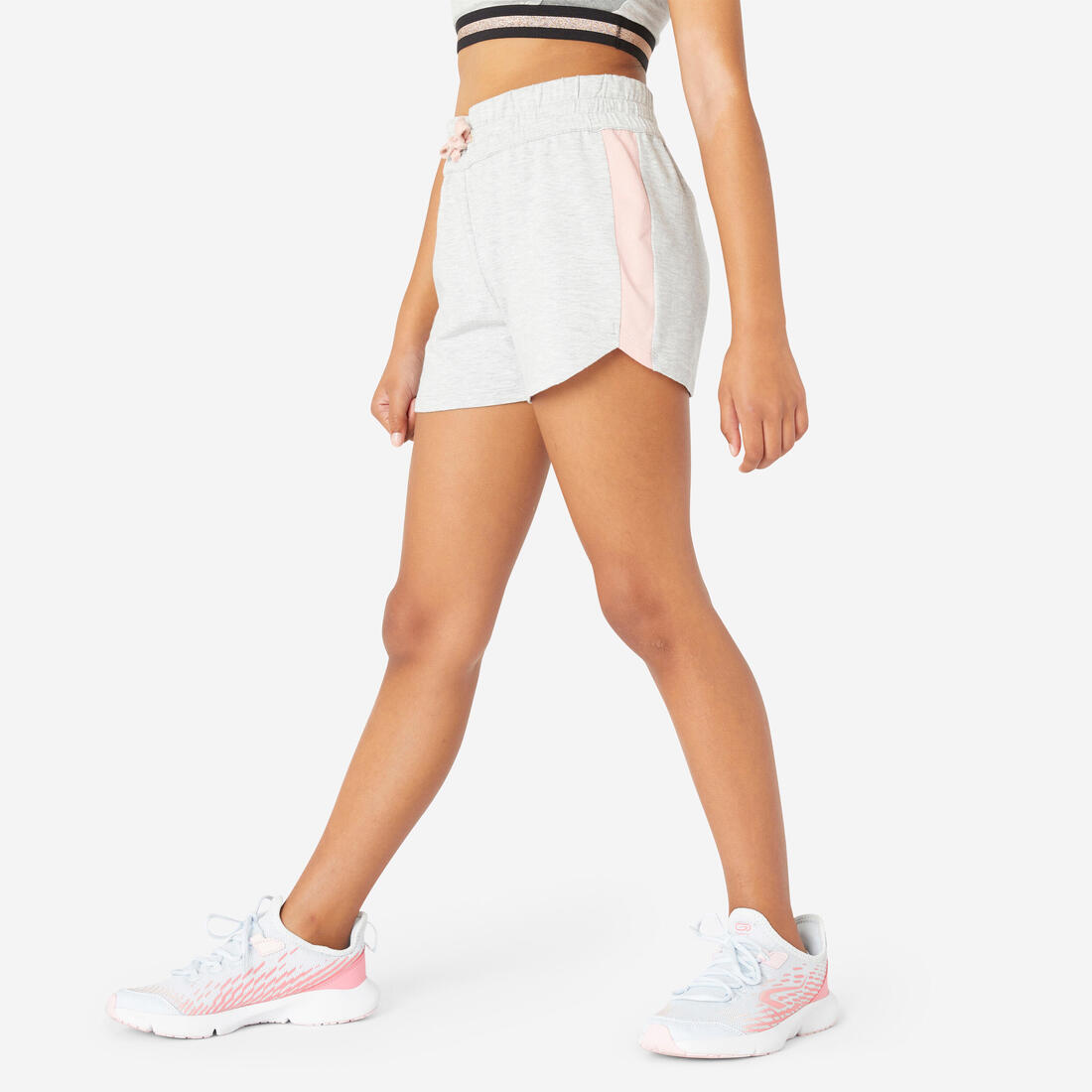Niña con shorts