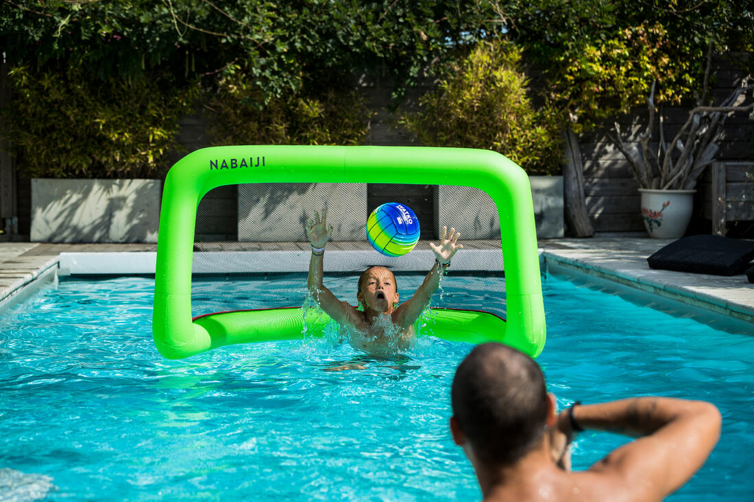 Personas jugando waterpolo