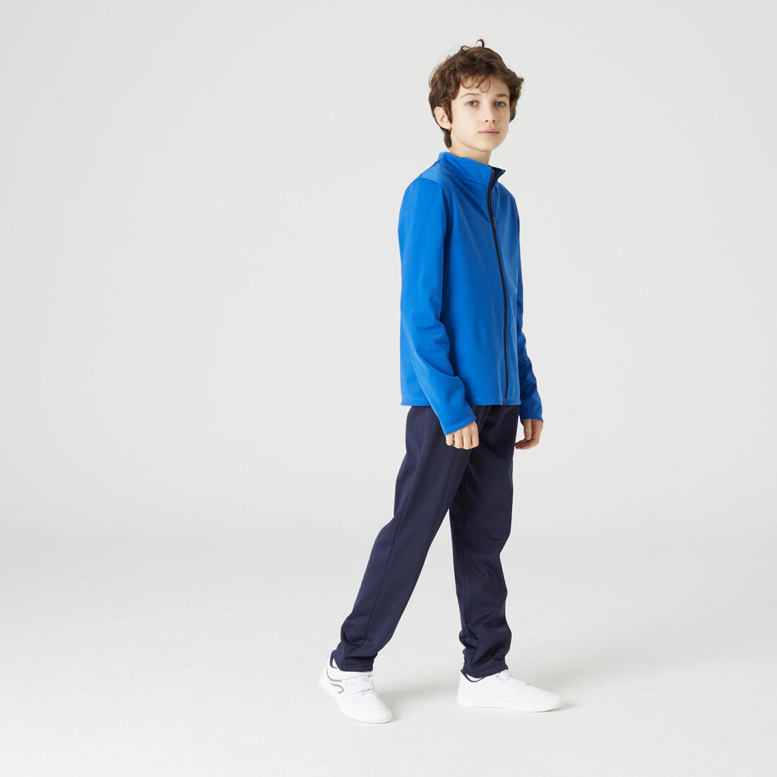 Niño con conjunto deportivo