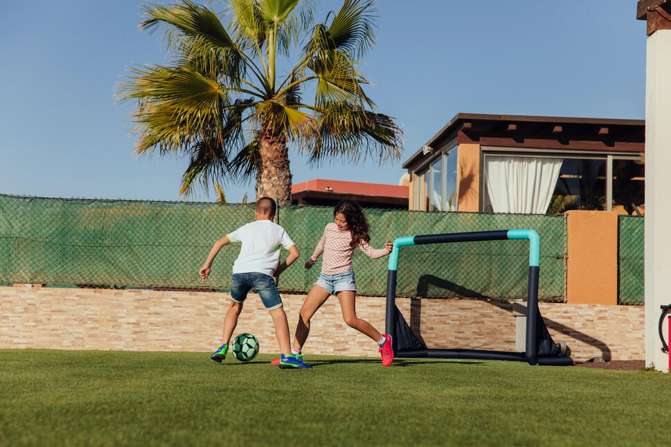 Niños jugando al fútbol