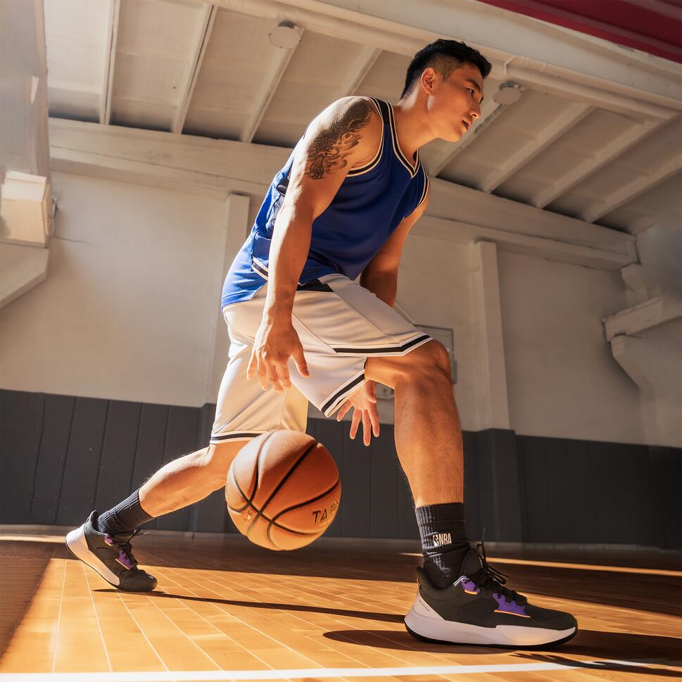 Hombre jugando Basketball