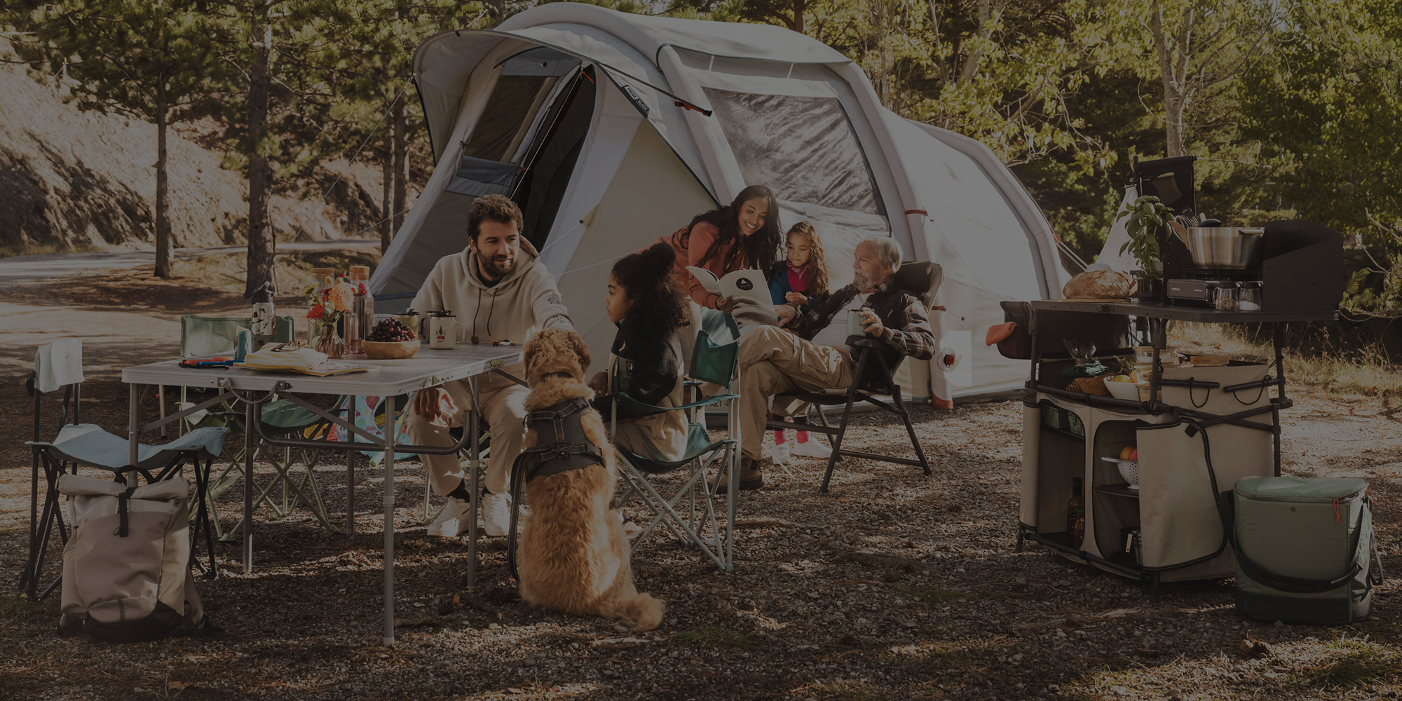 Familia acampando con todo el equipo de decathlon