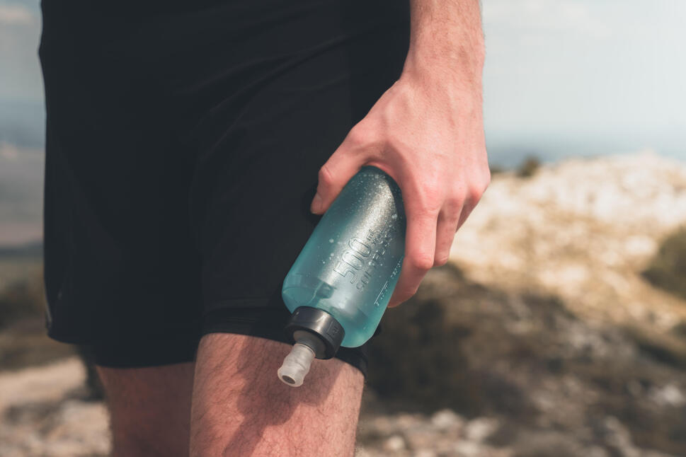 Hombre con Botella de Agua