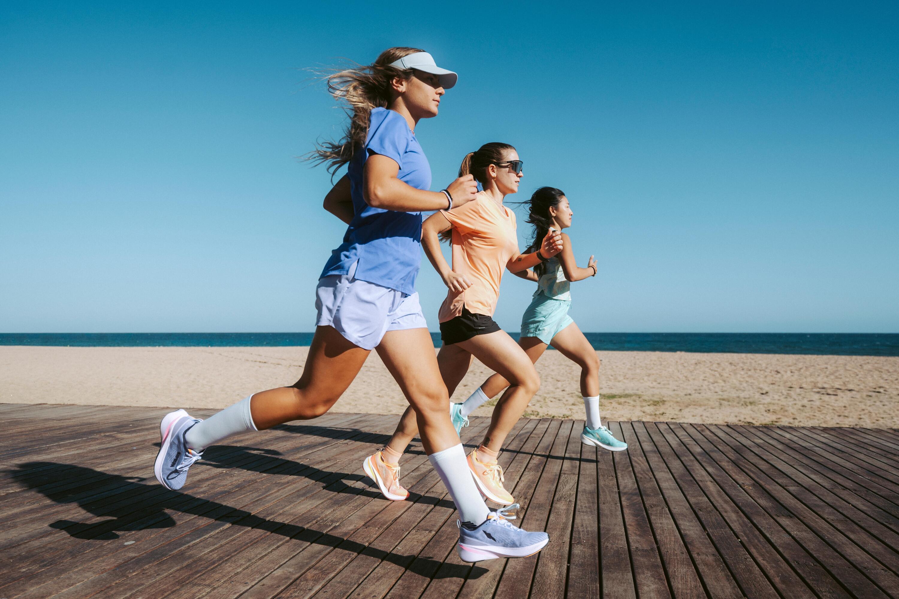 Corredor en la rambla usando zapatillas de running y ropa técnica de alta visibilidad
