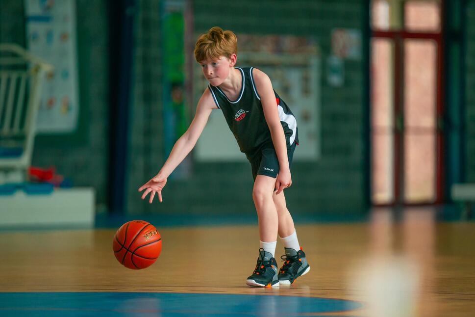 Niño jugando Basketball