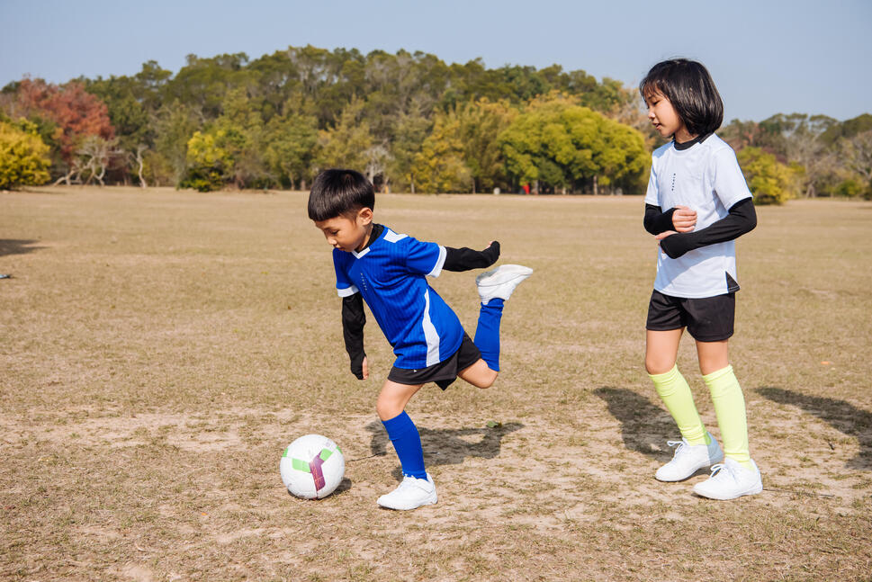 Niños jugando al futbol