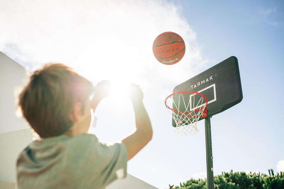 Niño jugando basquetbol
