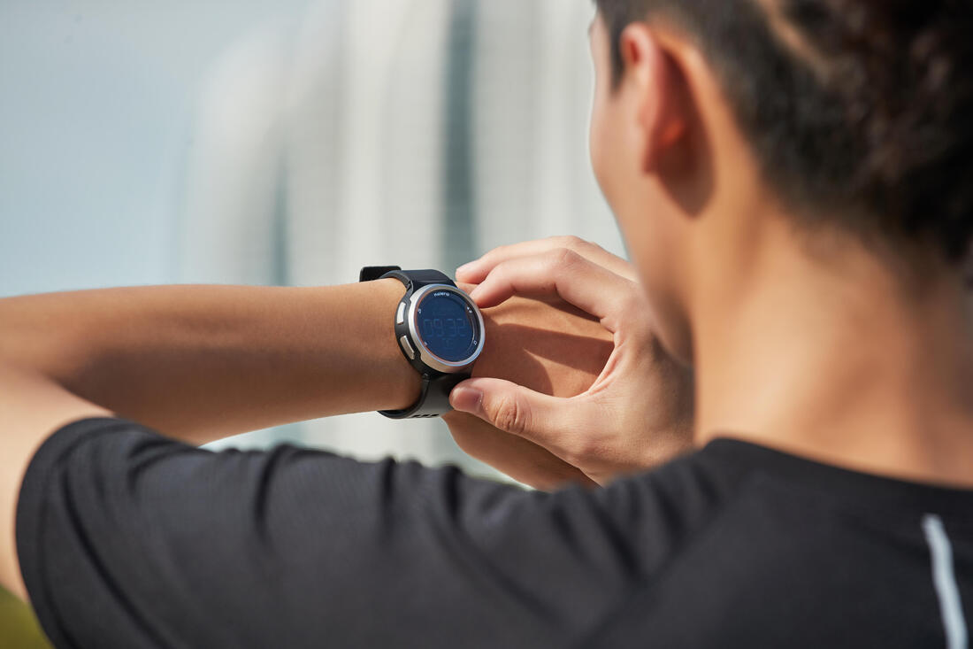 Hombre con reloj deportivo