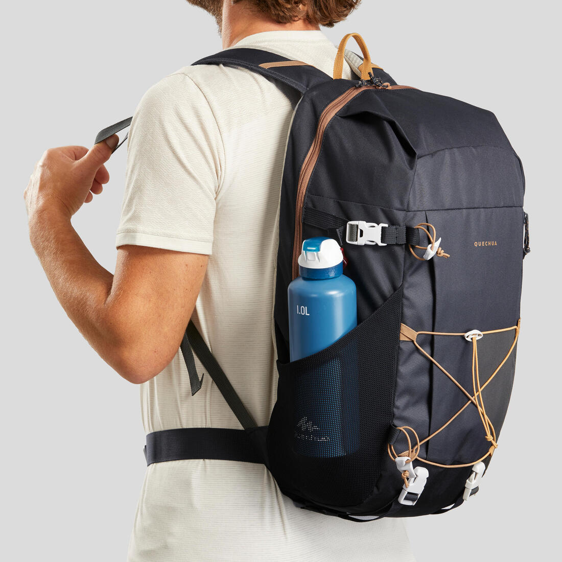 Hombre con mochila de senderismo