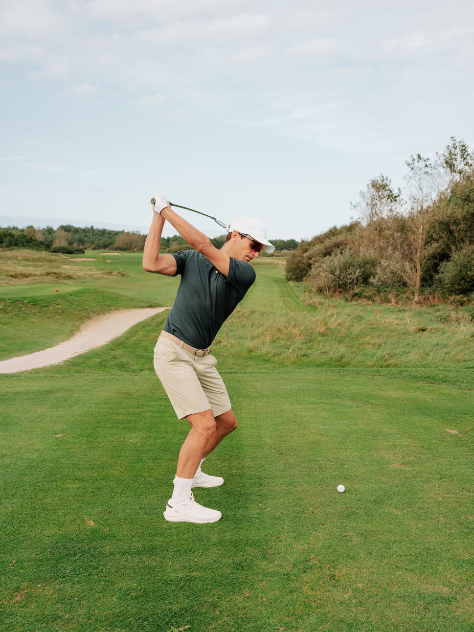 Hombre jugando al golf