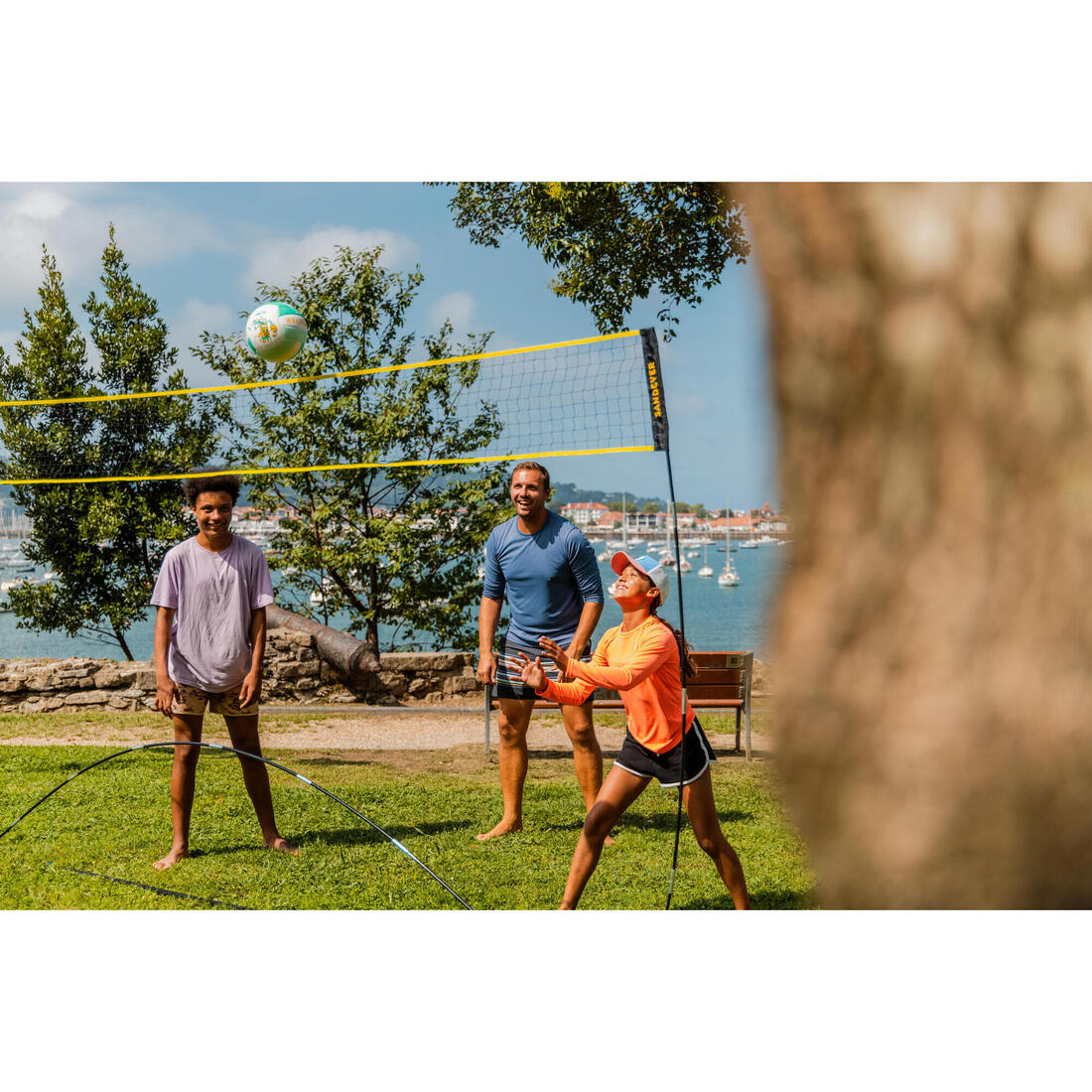 Familia jugando al aire libre