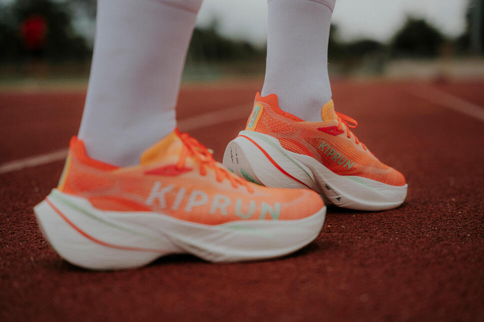 Calzado de running Kiprun KD900X LD+ para hombre con placa de carbono, color naranja